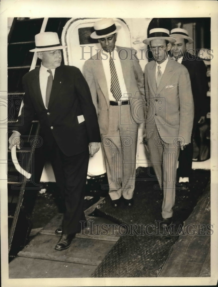 1933 Press Photo Senor Jose Izquergo with bodyguards arrive on S.S. Monarod