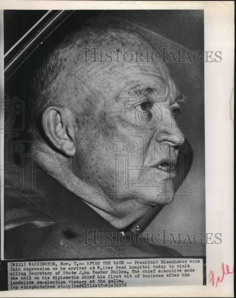 1956 Press Photo President Eisenhower visits Secretary Foster at Reed Hospital