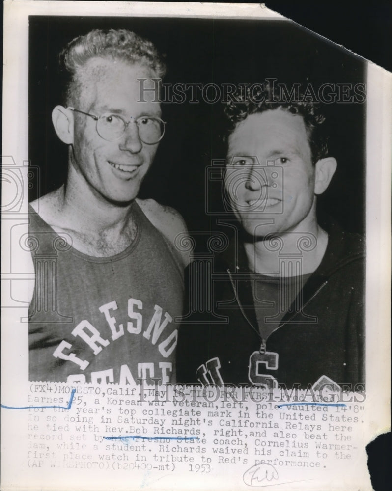 1953 Press Photo Fred Barnes ties with Reverend Bob Richards at California Relay