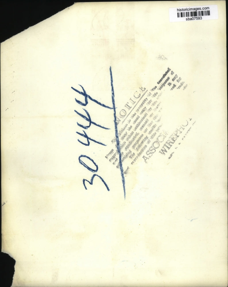 1953 Press Photo Fred Barnes ties with Reverend Bob Richards at California Relay