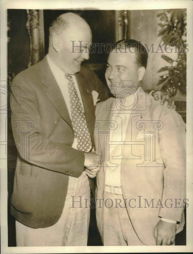 1938 Press Photo Bernard Kearney congrats to Scott Squyres, new commander of VFW- Historic Images