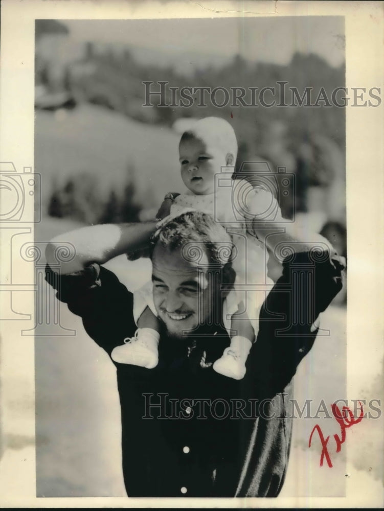 1957 Press Photo Monaco Prince Rainier plays with daughter Princess Caroline