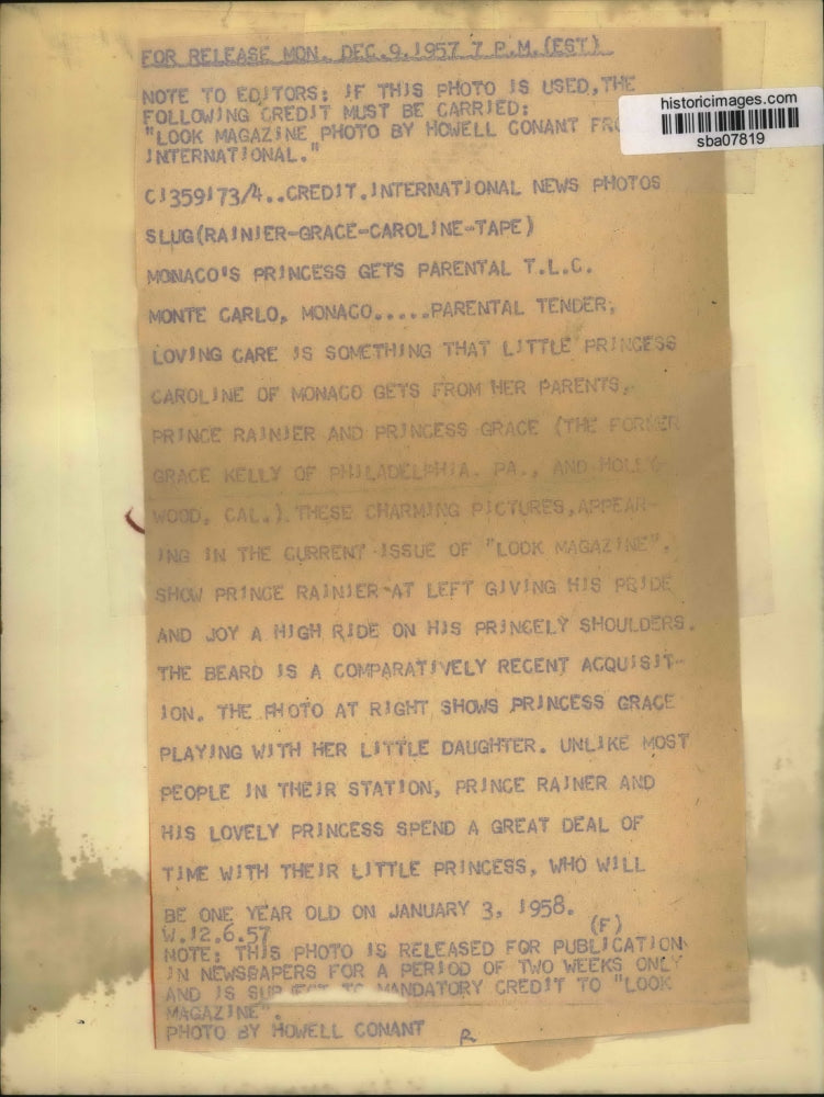 1957 Press Photo Monaco Prince Rainier plays with daughter Princess Caroline