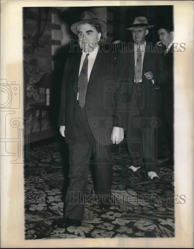 1943 Press Photo John Lewis, United Mine Workers head walks out of the meeting