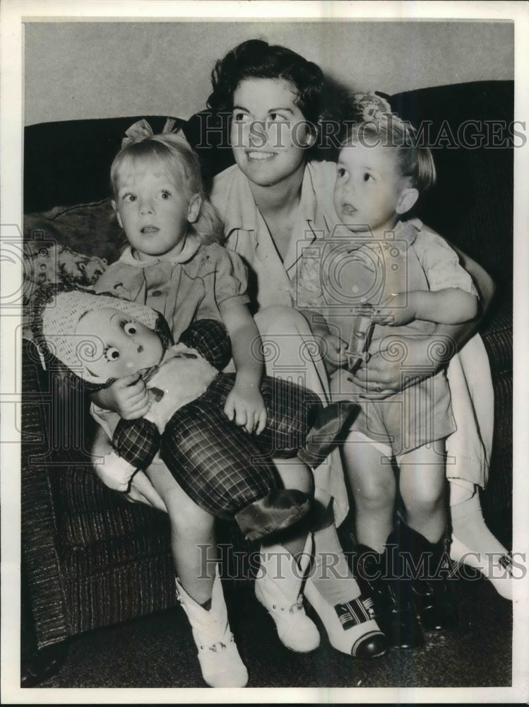1941 Press Photo Lily Fern Thompson, Yacht Tragedy survivor poses with children