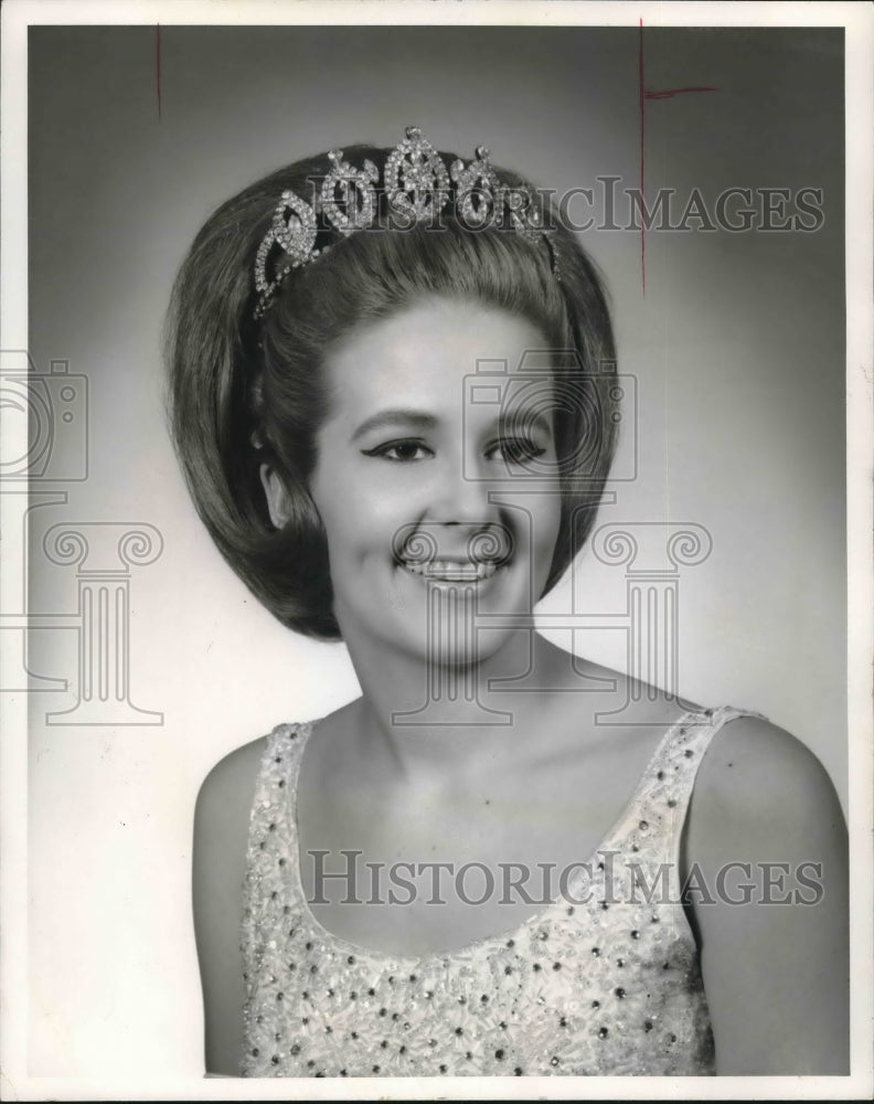 Press Photo Paula Hagemeister wears crown - sba08283