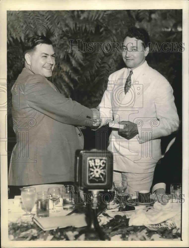 1934 Press Photo Gov. Harold Hoffman congratulates M.A. Baron with Medallion