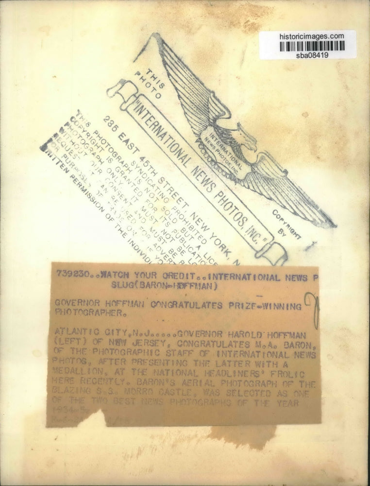 1934 Press Photo Gov. Harold Hoffman congratulates M.A. Baron with Medallion