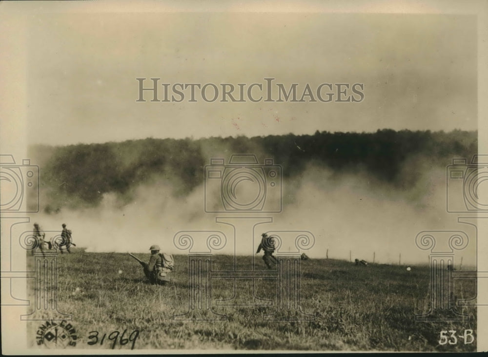 Press Photo Military soldiers in world war battlefield scene - sba08501
