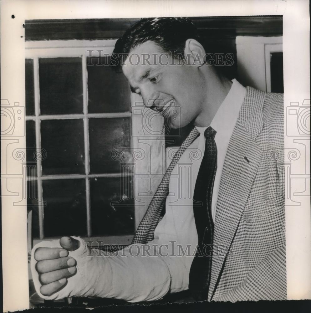 Press Photo Mr Walt Dropo with a cast on his right arm - sba08527