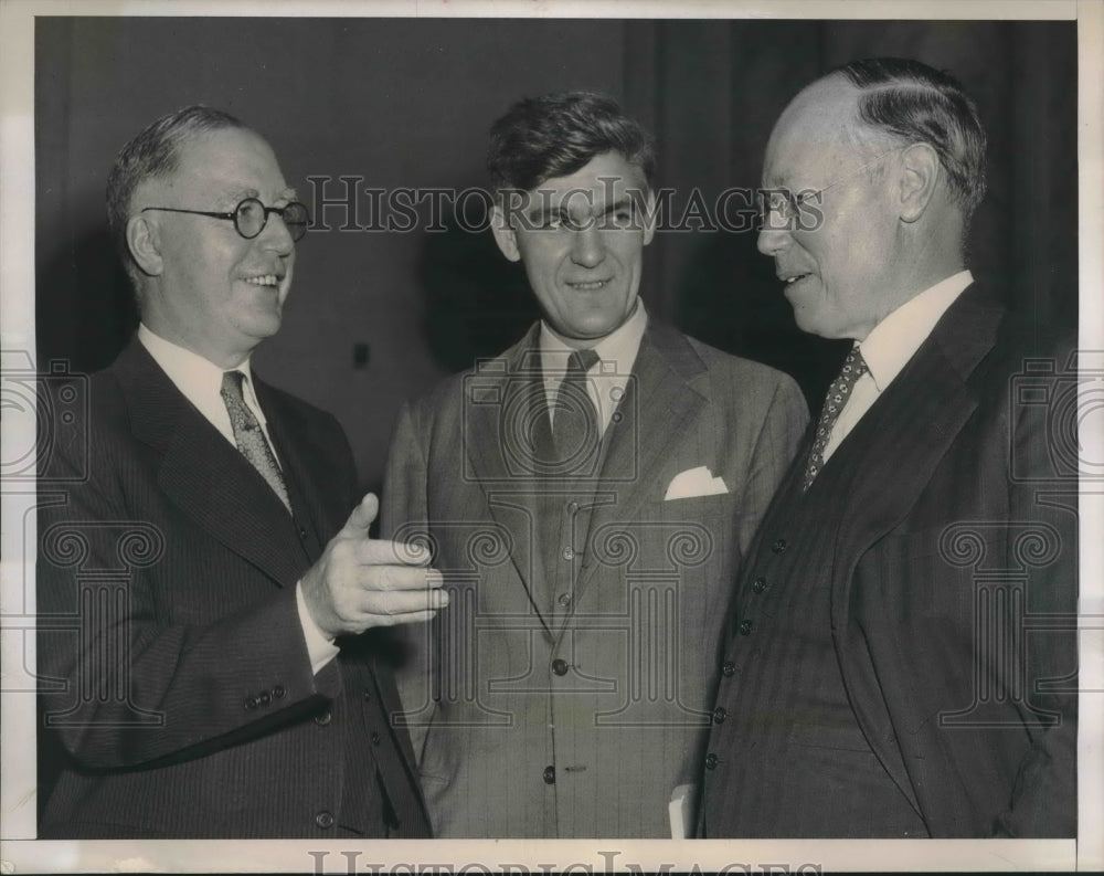 1947 Press Photo Lewsi Schwellenbach with the authors of Strike Control Proposal