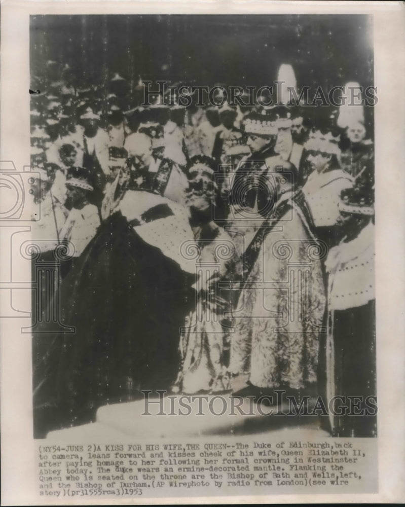 1953 Press Photo Duke of Edinburgh Kisses Wife Cheek After Formal Crowning