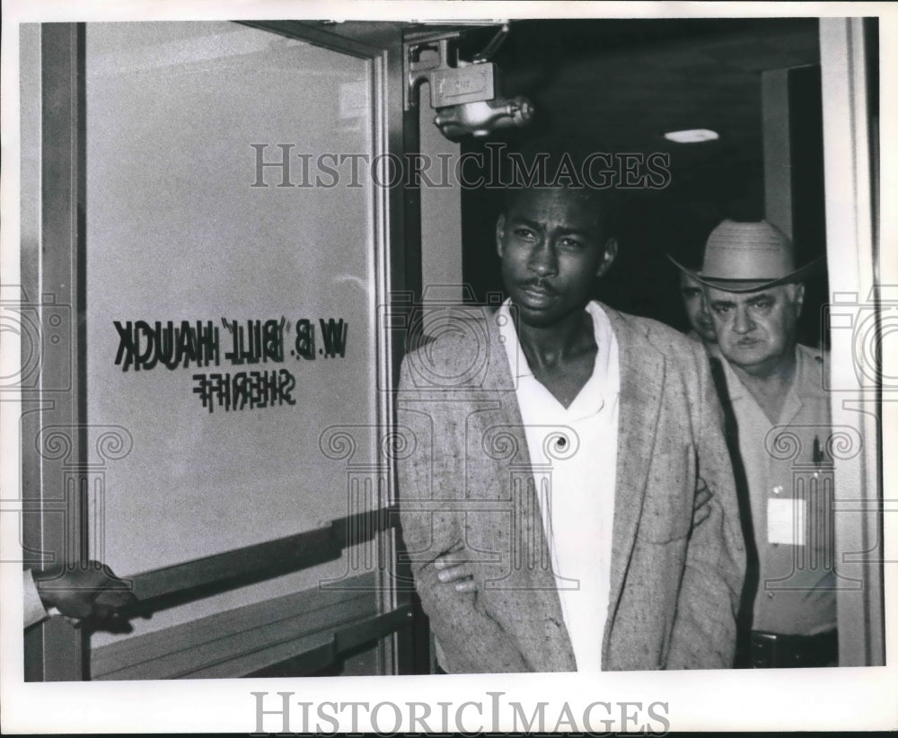 Press Photo Samuel Webb in custody of the Sheriff - sba09369- Historic Images