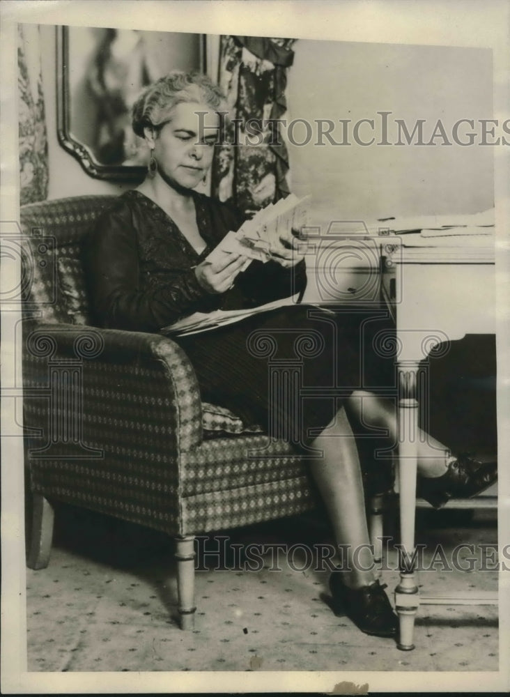 1929 Press Photo Theresa Helburn reads protest letters opposing Mayor Nichols
