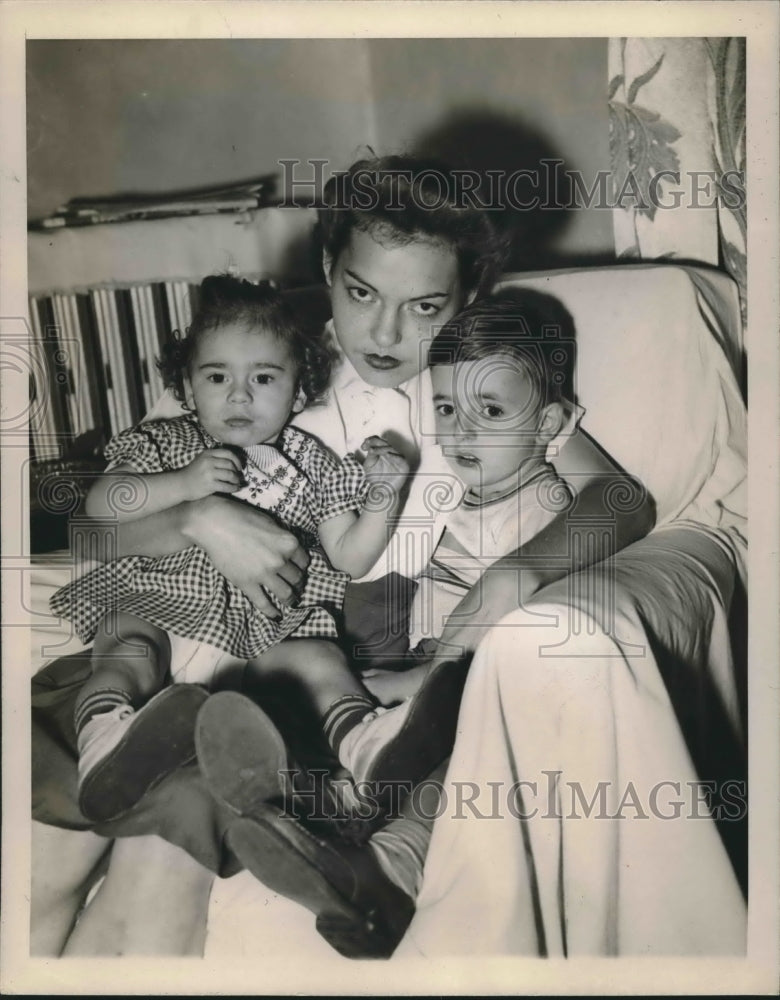 1945 Press Photo Mrs. Ruth Schultz with her two children - sba09559- Historic Images