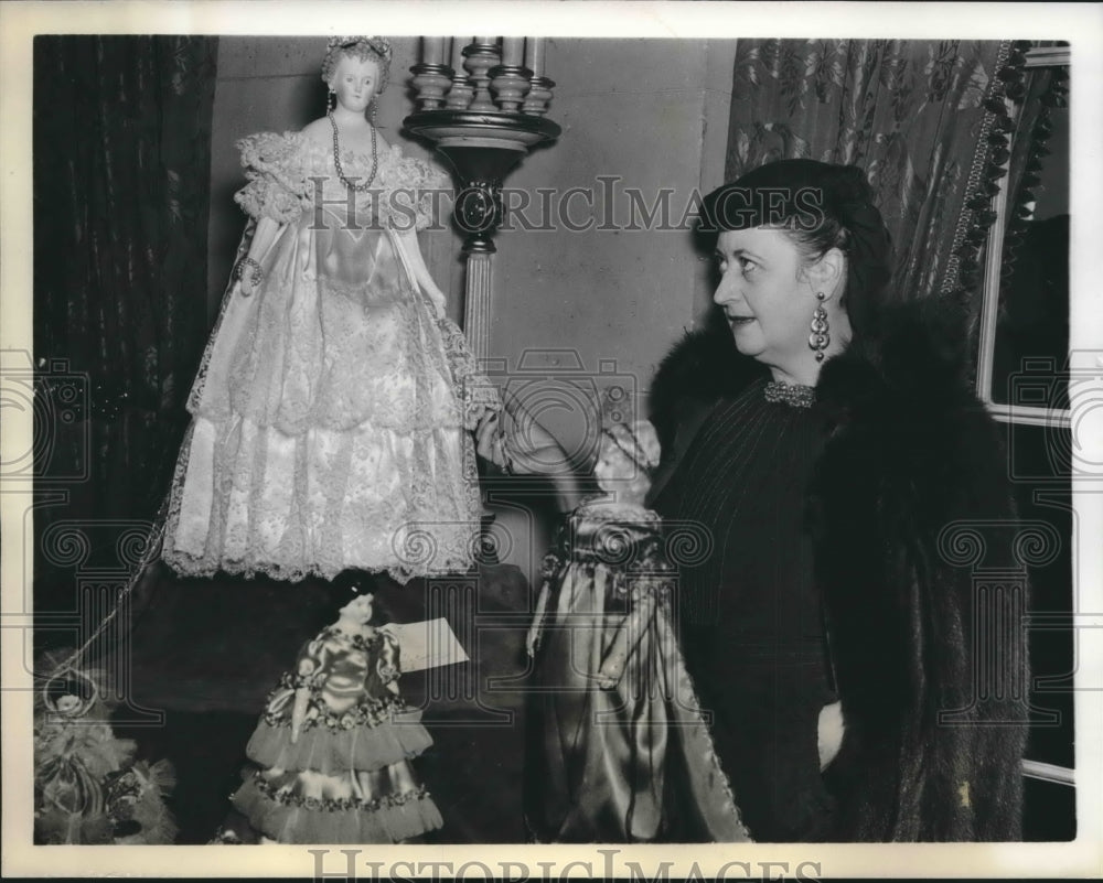 1939 Press Photo Mrs.Charles McNary wife of Senator from Oregon shopping
