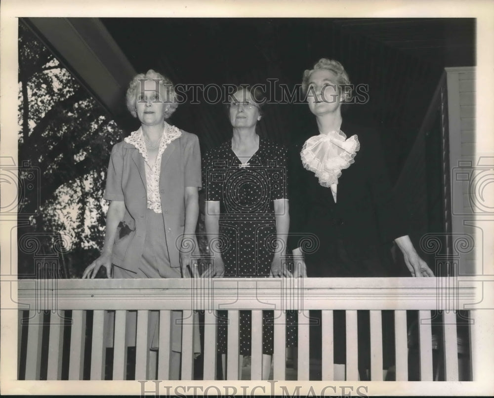1945 Press Photo Mrs Charles Gans, Lelia Picking & Mrs CR Miller class of 1909