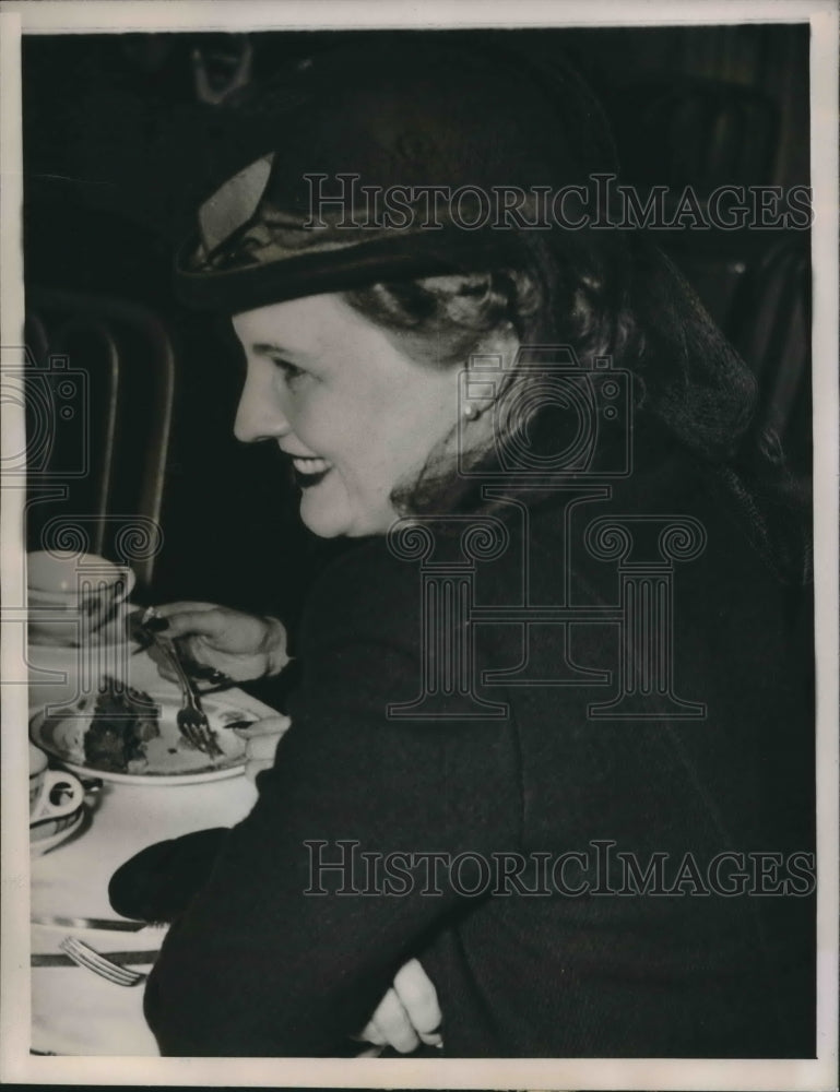 1945 Press Photo Mrs Kathryn Spiegel to wed producer Mervyn Leroy - sba09946