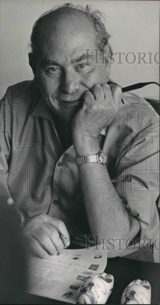 Press Photo A man relaxing after work o n a Friday - sba10018