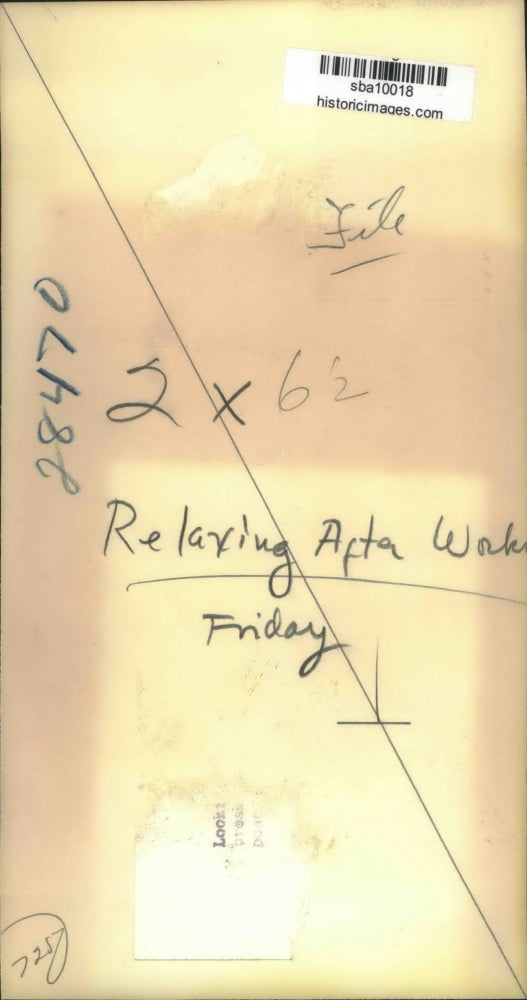 Press Photo A man relaxing after work o n a Friday - sba10018