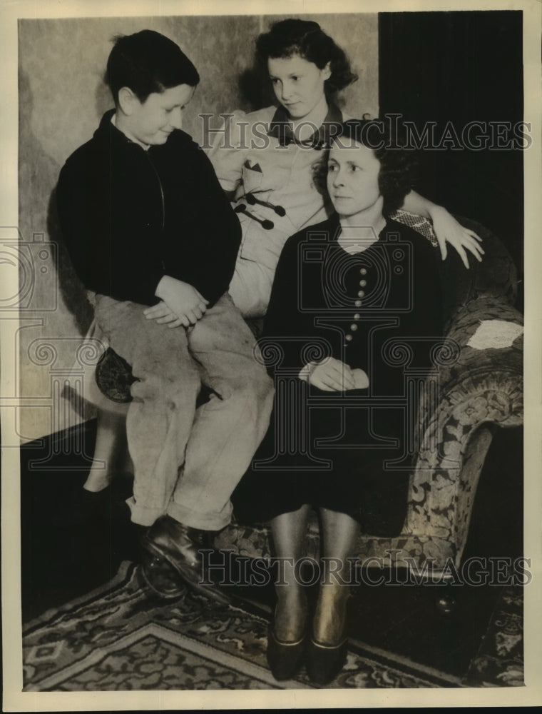 Press Photo Mrs. Sunya and two children Patricia and Veronica - sba10117