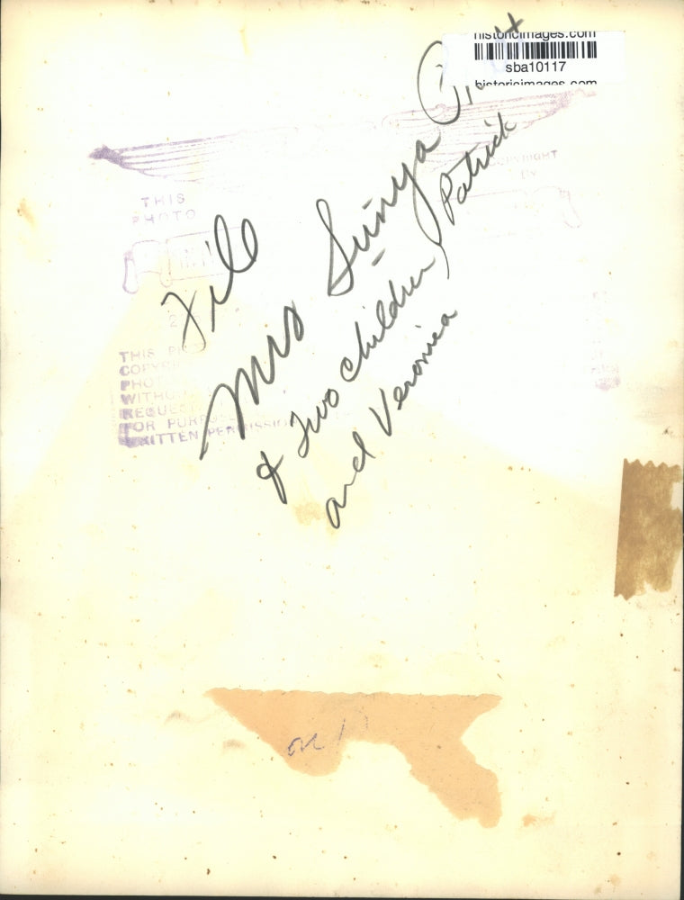 Press Photo Mrs. Sunya and two children Patricia and Veronica - sba10117