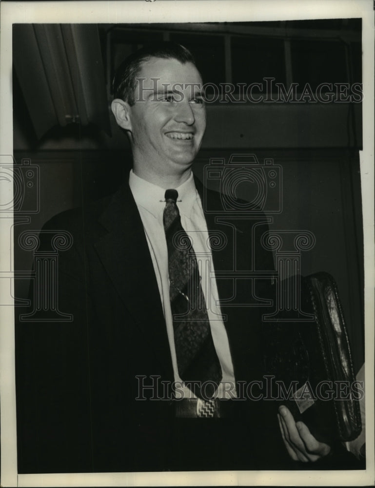 1941 Press Photo Philip Williams carries depositions on Robin Moore accident