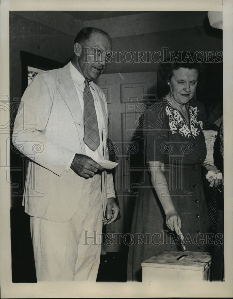 1946 Press Photo Mr. and Mrs. Homer Rainey at Fire Station Placing Their Ballots- Historic Images