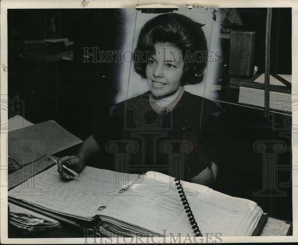 Press Photo Mrs Warner pauses from work and poses for the photographer