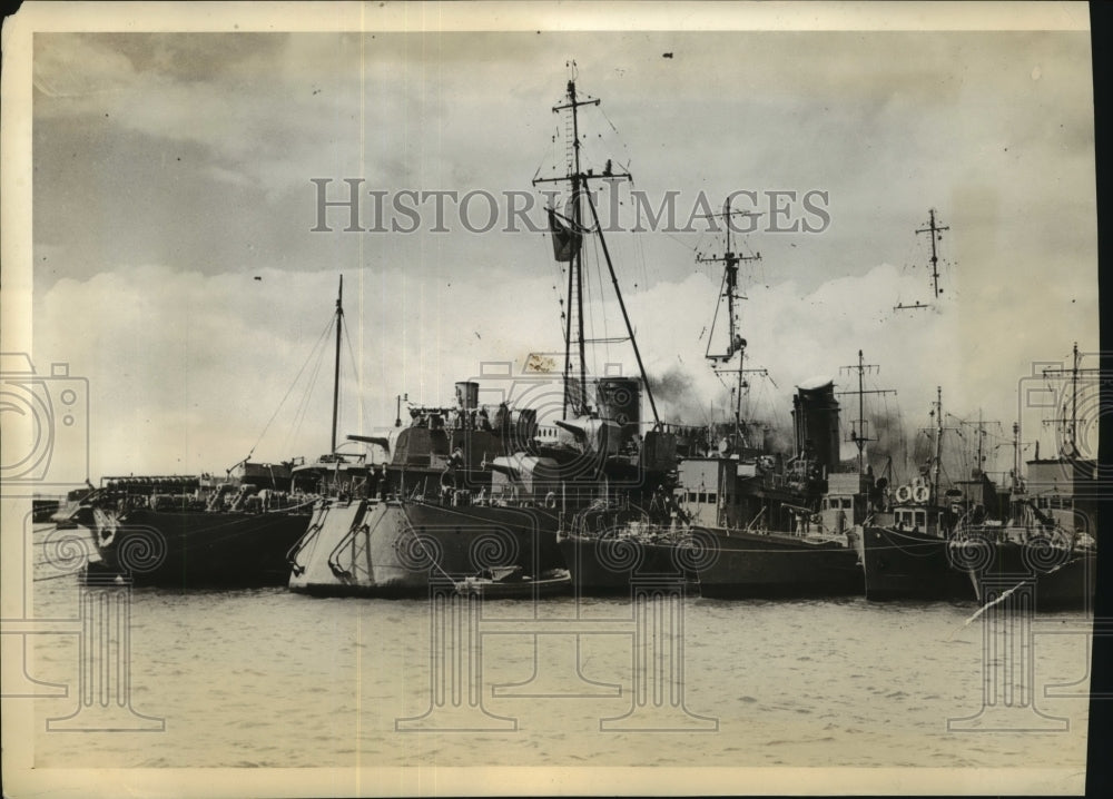 1940 Press Photo An escort vessel, destroyer, 4 sub chaser & French fleet ships