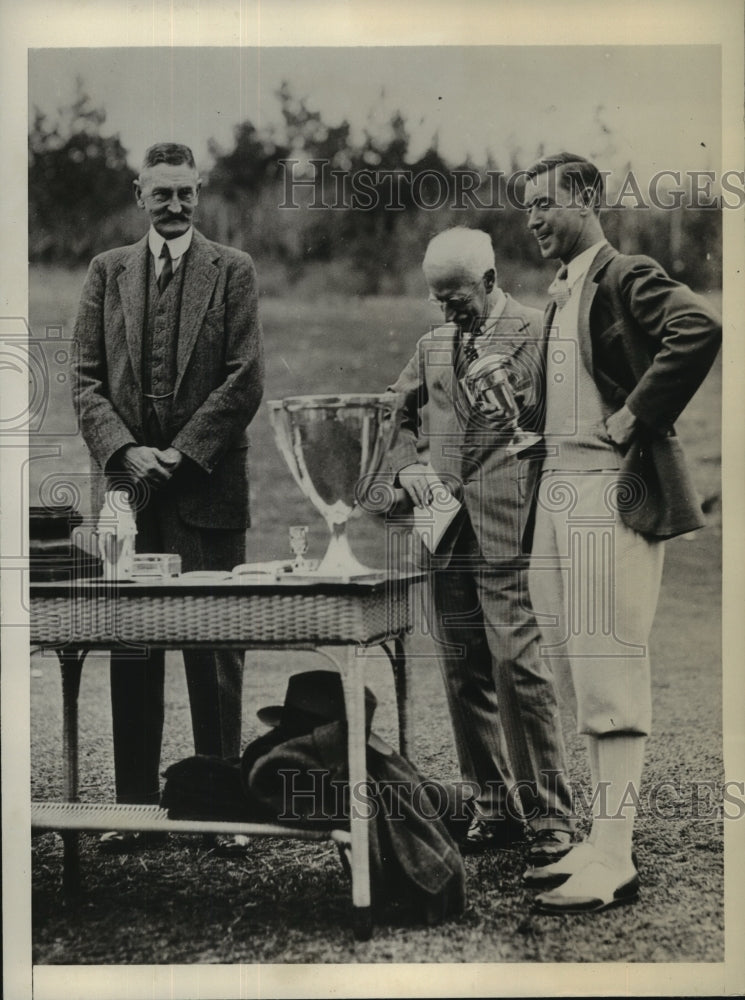 1932 Press Photo Sir Thomas Astley Cubitt, presents Gold Cup to George Voight- Historic Images