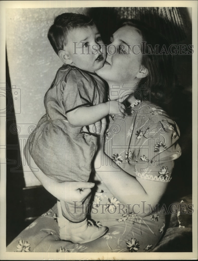 1938 Press Photo Mrs. John Kabalka with his son whom her husband tried to poison