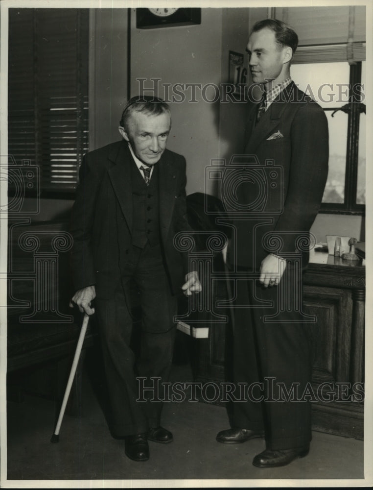 1940 Press Photo Joseph E. Mayott standing next to Claude Kimball - sba10585