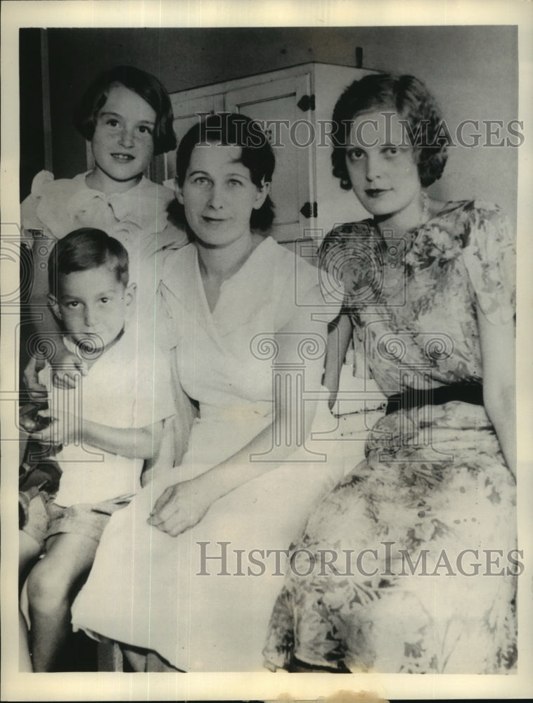 1934 Press Photo Lydia Weber & Linda Beagle in love triangle with Jay Beagle