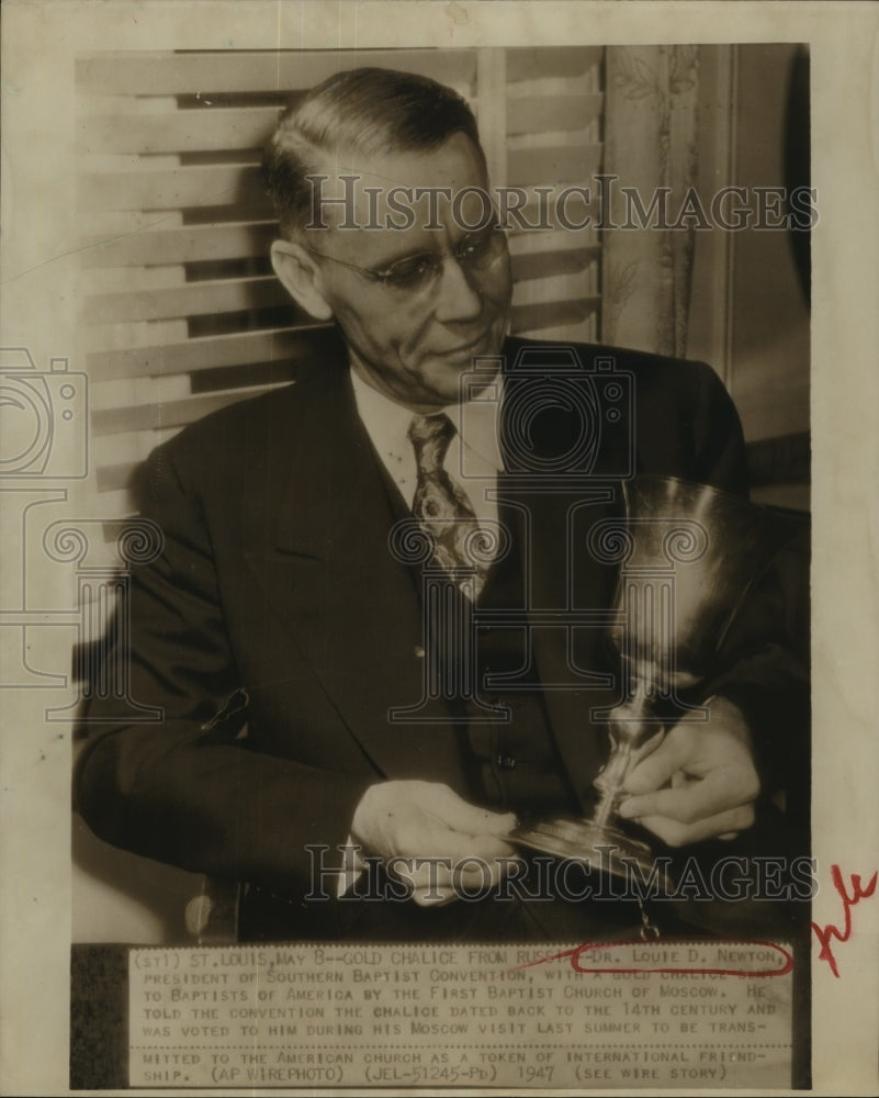 1947 Press Photo Dr. Louie Newton holds the Gold Chalice from Moscow - sba10651
