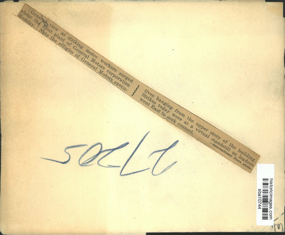 Press Photo Striking motor workers at GM plant as execs look down from roof