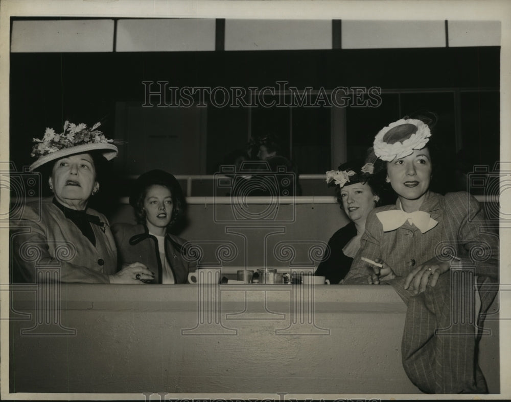 1945 Press Photo Louella Parsons and Friends Enjoy Luncheon Races at Turf Club- Historic Images