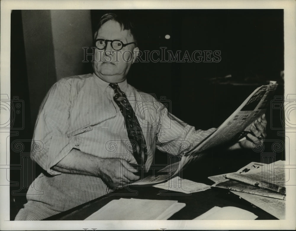1939 Press Photo Editor James Evans Crown battles against a political empire