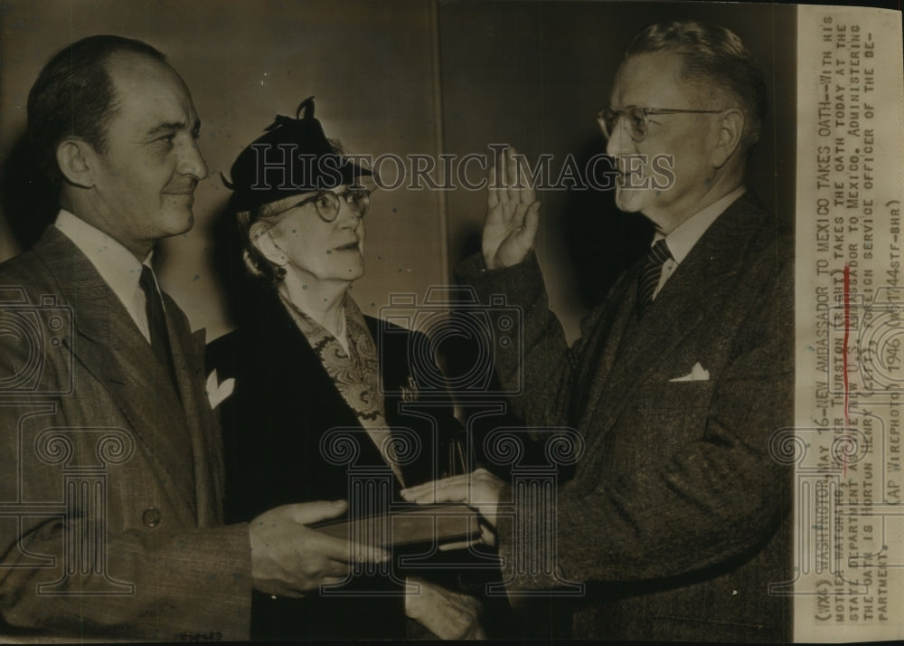 1946 Press Photo Walter Thurston takes oath as US Ambassador to Mexico