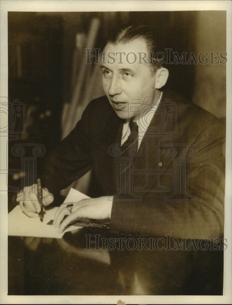 1937 Press Photo Flint Mich Mayor Harold Bradshaw during auto workers strike