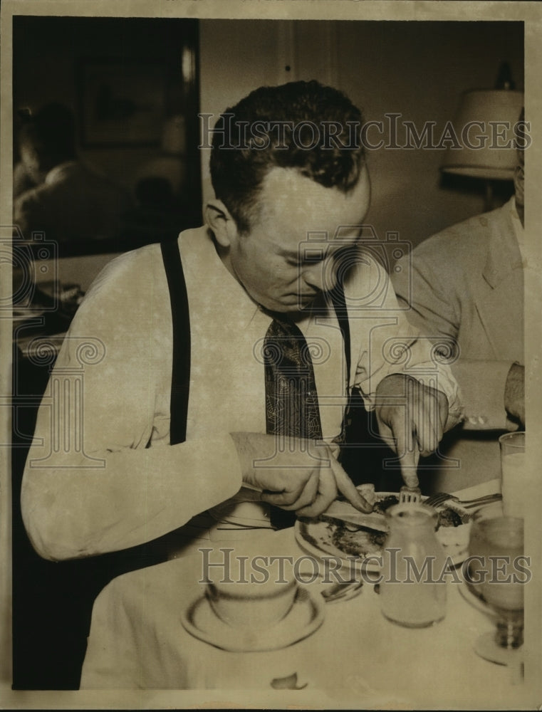 1937 Press Photo Robert Irwin-triple murder suspect dines after he surrendered
