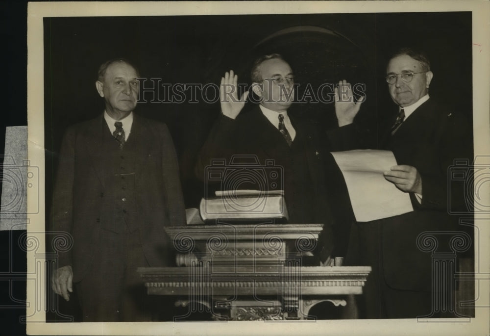 Press Photo L.A. Woods takes oath for a new term as Texas School Sperintendent