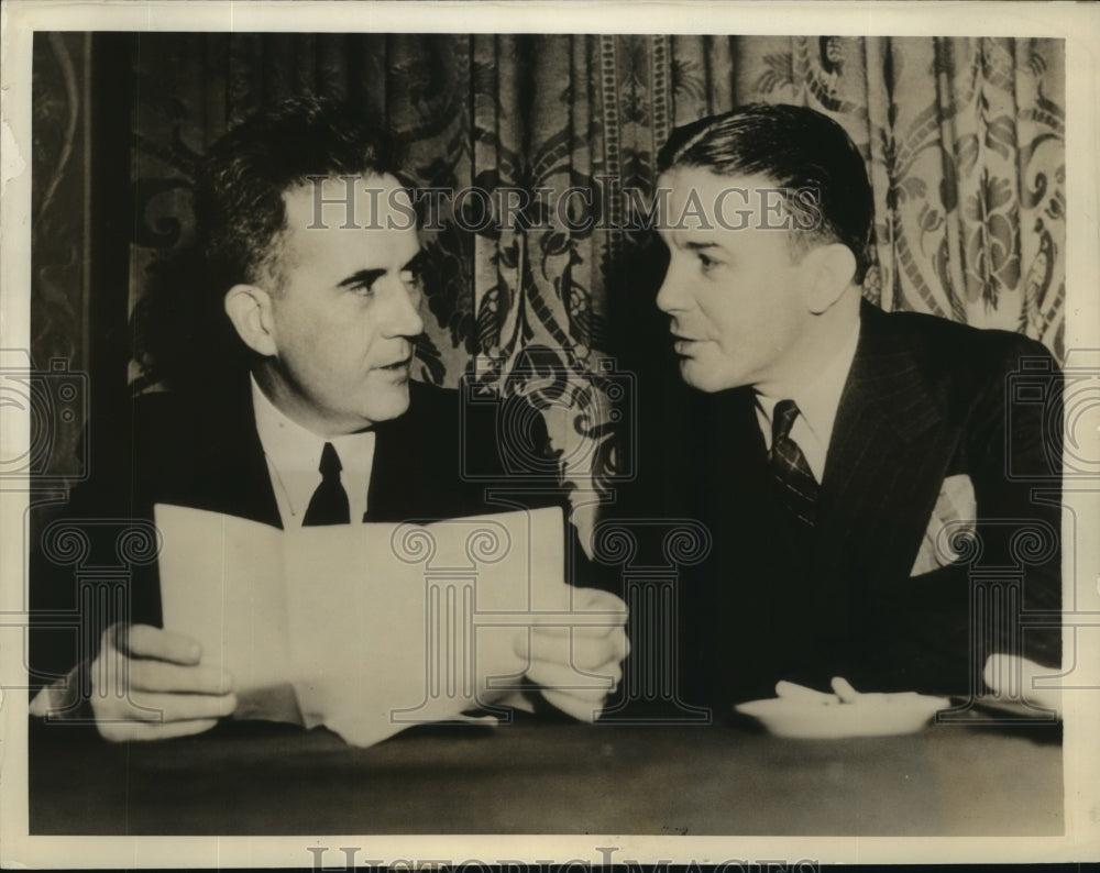 1938 Press Photo Mayor Elmer J Mulloy chatting with J J Muller at a meeting