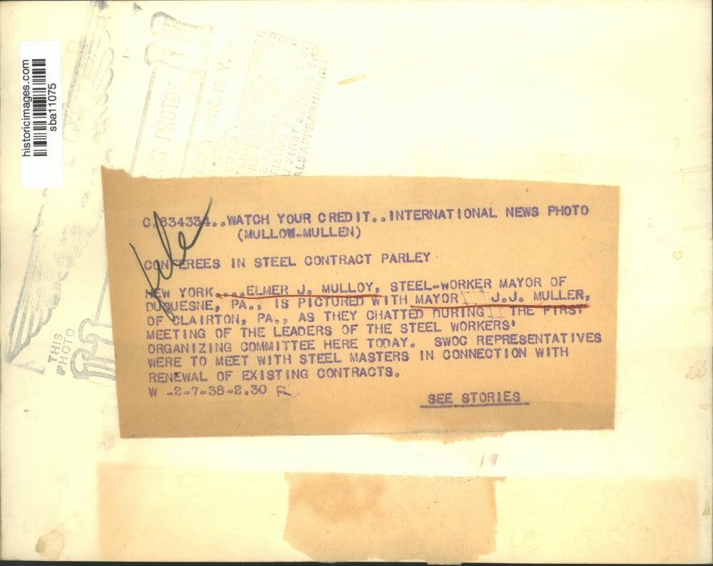 1938 Press Photo Mayor Elmer J Mulloy chatting with J J Muller at a meeting