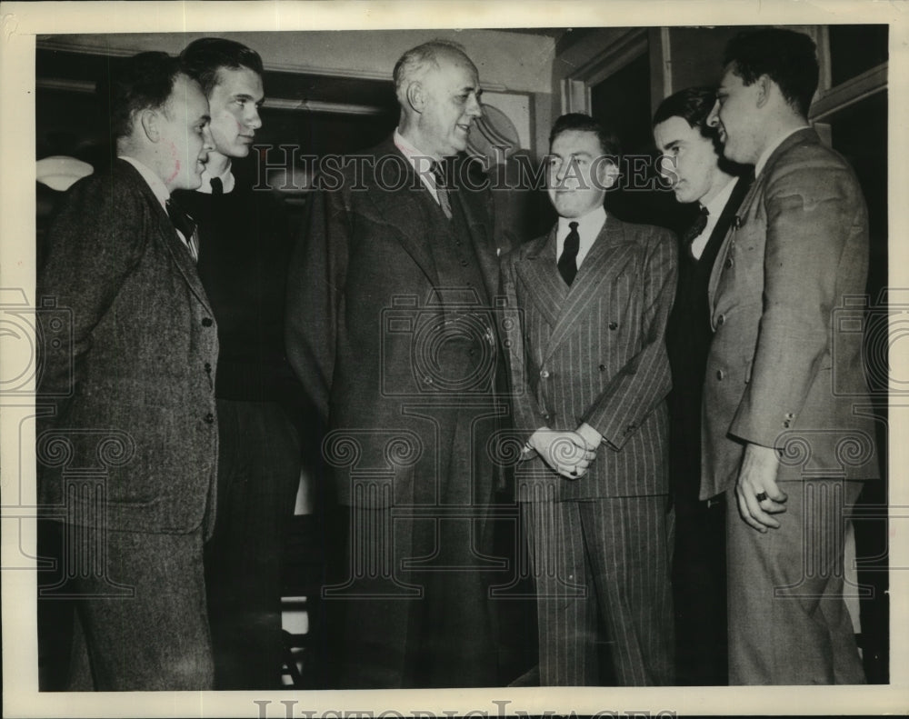 1940 Press Photo Dr Clarence Dykstra Greets Group of Western Mass Conscripts