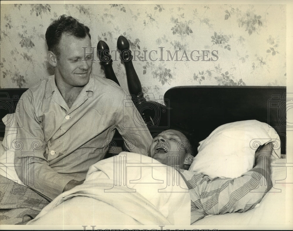 1938 Press Photo Baseballs Truett Sewell & Marvin Duke Welcome Training Rain Out- Historic Images