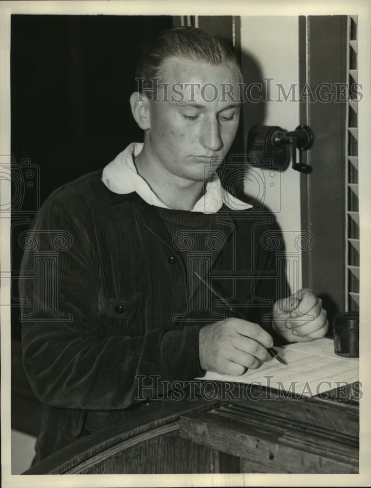1938 Press Photo George Sperken Signs FBI paperowrk following arraignment