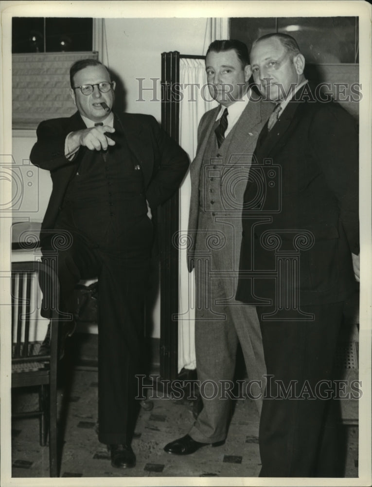 1938 Press Photo James O. Hostetter with Det. R.B. McCreadie & Vernon Rasmussen