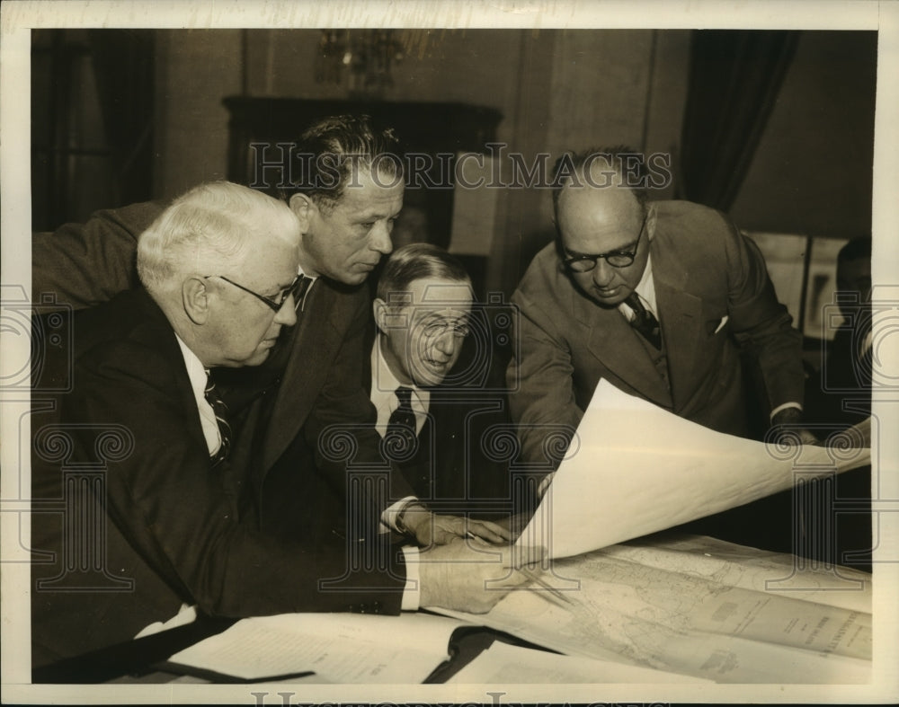 1933 Press Photo Members of the Senate Naval Affairs Committee study Naval Bases