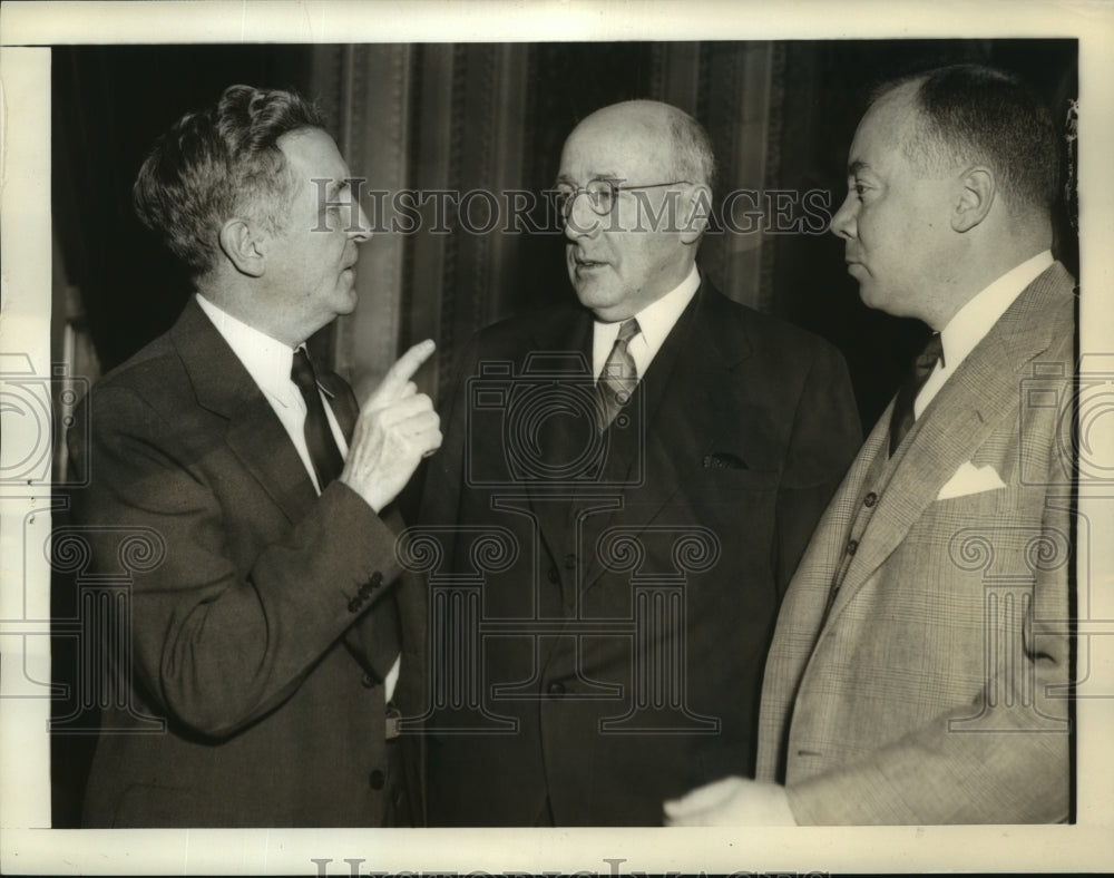1939 Press Photo Senators Talk Before Taking Floor in Senate Chamber - sba11775